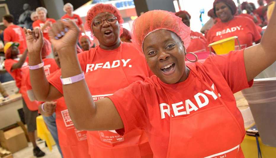 Voluntarios participando del AARP Meal Pack Challenge en Memphis TN