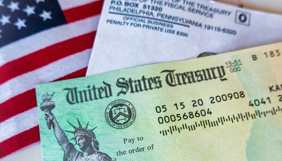 Cheque del Gobierno de Estados Unidos sobre una bandera