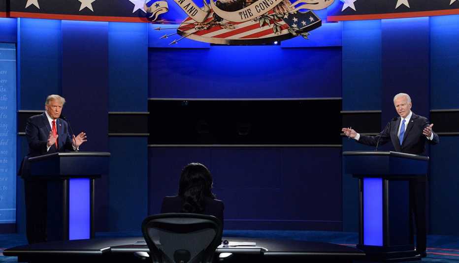 Joe Biden, candidato presidencial demócrata, a la derecha, y el presidente de Estados Unidos, Donald Trump.