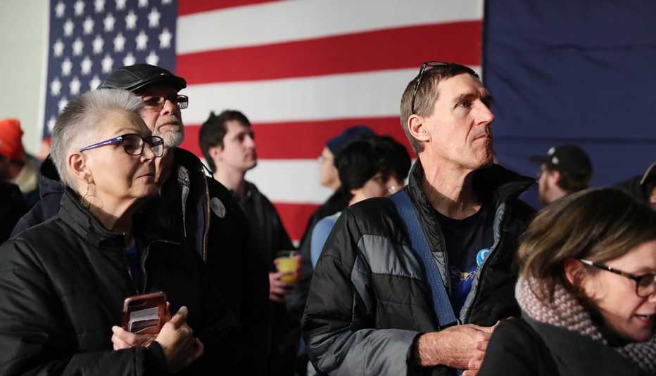 Votantes esperan los resultados del caucus de Iowa