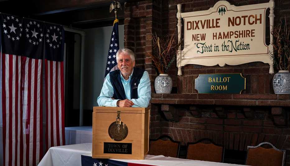 Leslie Otten en la Casa Hale, propiedad de la familia Balsams, con la urna de votación en Dixville Notch, Nuevo Hampshire. Leslie Otten en la Casa Hale, propiedad de la familia Balsams, con la urna de votación en Dixville Notch, Nuevo Hampshire.