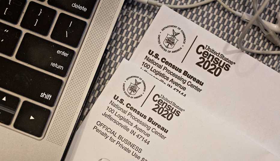 Formulario del Censo junto a una computadora