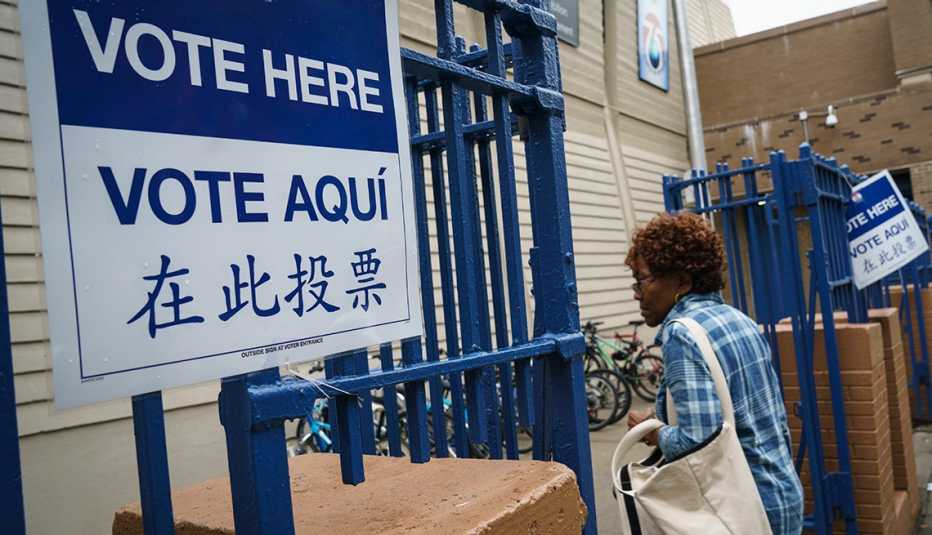 Una mujer entra a un centro de votación