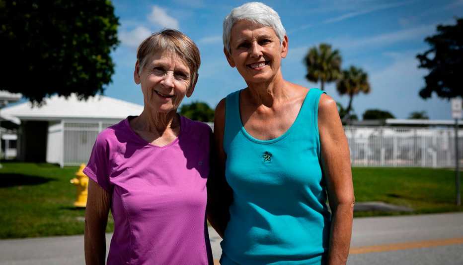 Dos mujeres de pie una al lado de la otra