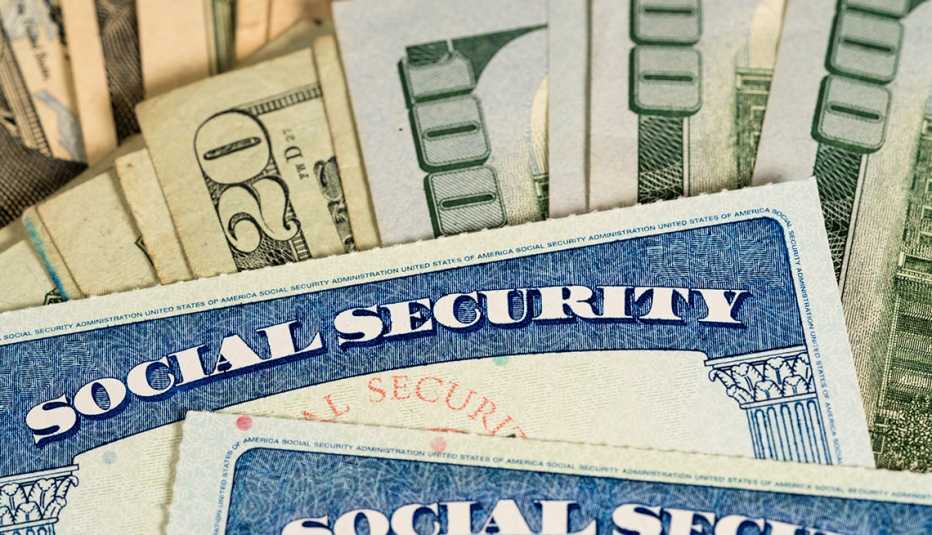 Tarjeta del Seguro Social sobre billetes de 100 dólares Tarjeta del Seguro Social sobre billetes de 100 dólares