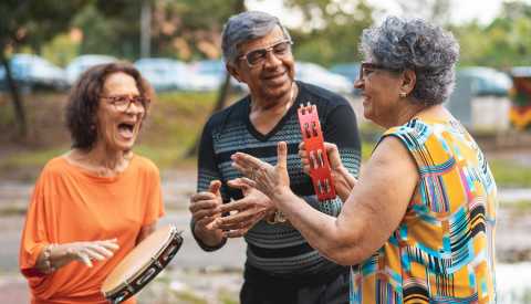 Grupo de adultos mayores tocan música Grupo de adultos mayores tocan música