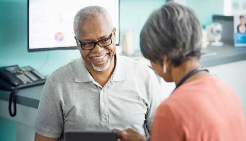 Un hombre habla con su doctora Un hombre habla con su doctora