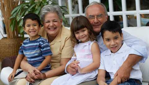 Portrato de abuelos Hispanos abrazando a sus nietos. Portrato de abuelos Hispanos abrazando a sus nietos.