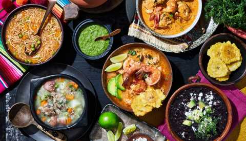 En el sentido de las agujas del reloj, desde arriba a la derecha: moqueca, asopao, caldo de frijoles, cuchuco y sopa de fideos  en el sentido de las agujas del reloj desde arriba a la derecha moqueca, asopao, caldo de frijoles, cuchuco y sopa de fideos