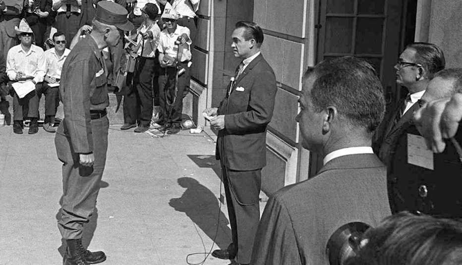 El gobernador de Alabama George Wallace impide la inscripción de los primeros estudiantes afronorteamericanos