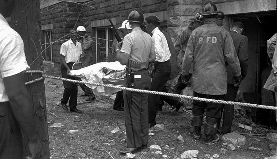 El Ku Klux Klan pone una bomba en una Iglesia Bautista de Birmingham, Alabama