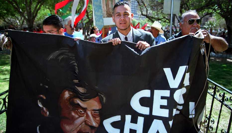 Ricardo Chávez, de 26 años, sobrino de César Chávez, sostiene una pancarta con la imagen de su tío