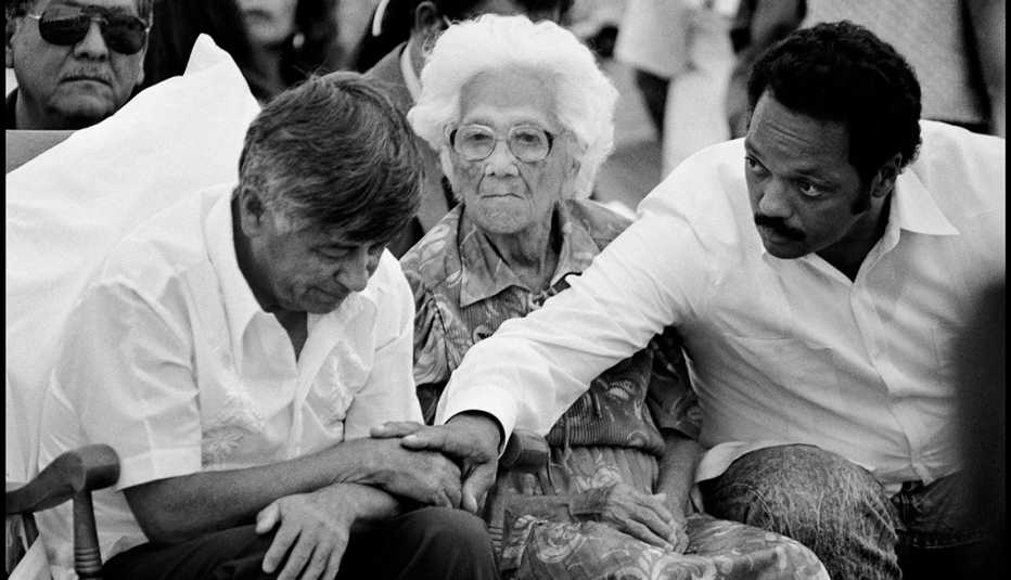 César Chávez junto a su madre y el reverendo Jesse Jackson
