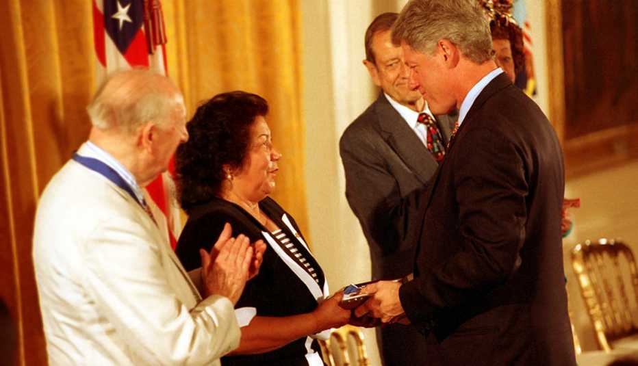 Helen Chávez, viuda de César Chávez, recibe del presidente Bill Clinton la Medalla Presidencial de la Libertad
