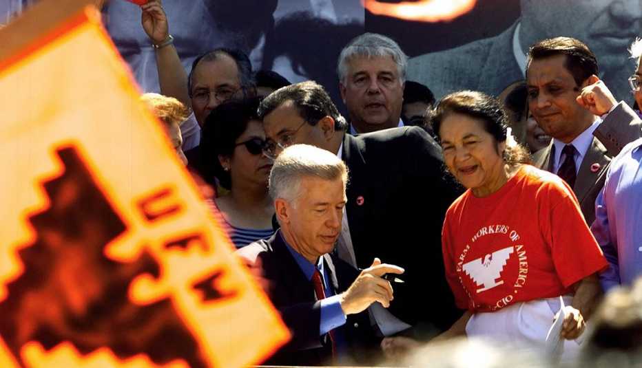 Gobernador de California Gray Davis firma día feriado en honor a César Chávez