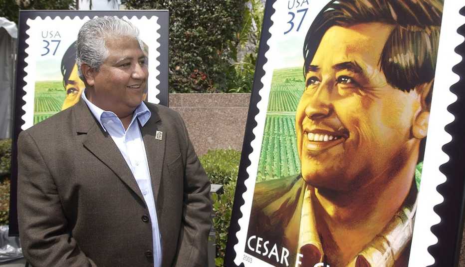 Paul Chávez, hijo de César Chávez , observa una réplica del sello del Servicio Postal de EE.UU.