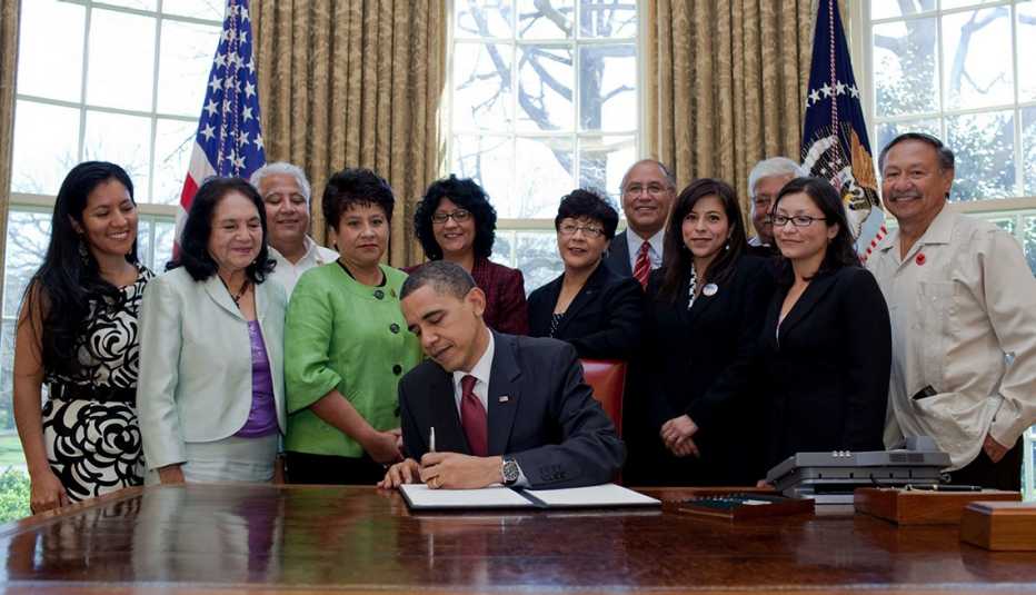El presidente Barack Obama, rodeado de la familia de César Chávez, firma una proclamación 