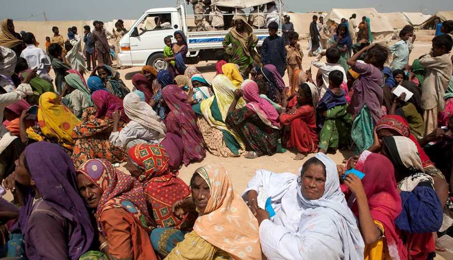 Refugiados sentados en el suelo