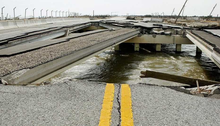 Carretera destruida por desastre natural