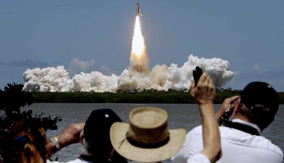 Lanzamiento del transbordador Discovery en el Centro Espacial Kennedy, en Cabo Cañaveral, Florida