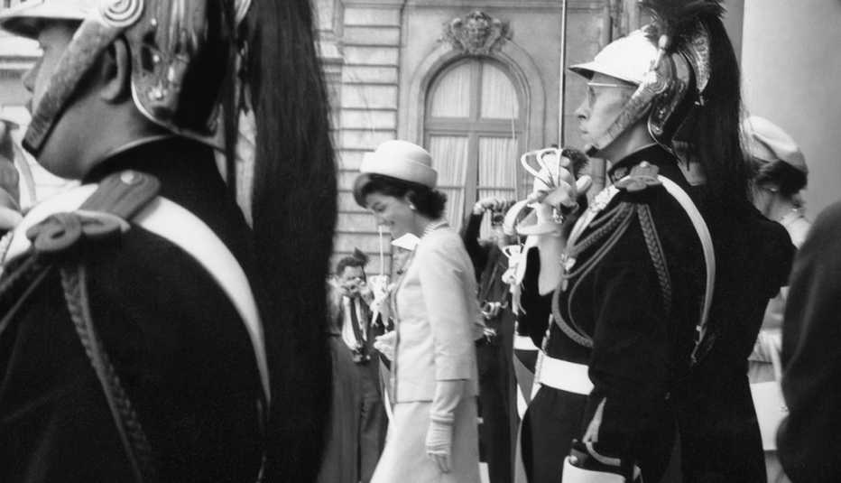 La primera dama, Jackie Kennedy, bajando las escaleras del Palacio del Elíseo, Paris, Francia