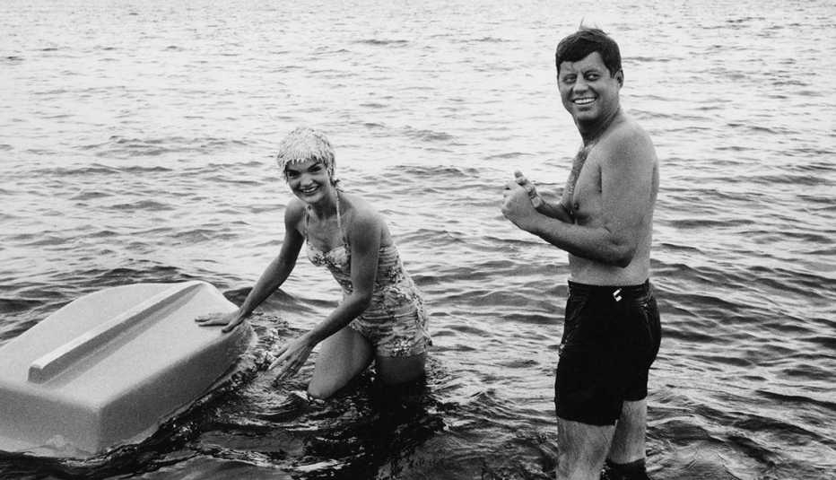 Jackie y Jack Kennedy disfrutan de un día en la playa