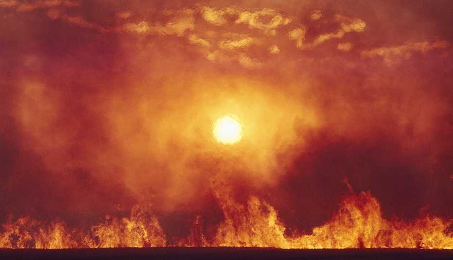 Sol intenso y llamas de fuego