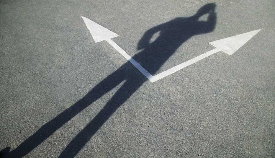 Sombra de un hombre y flechas