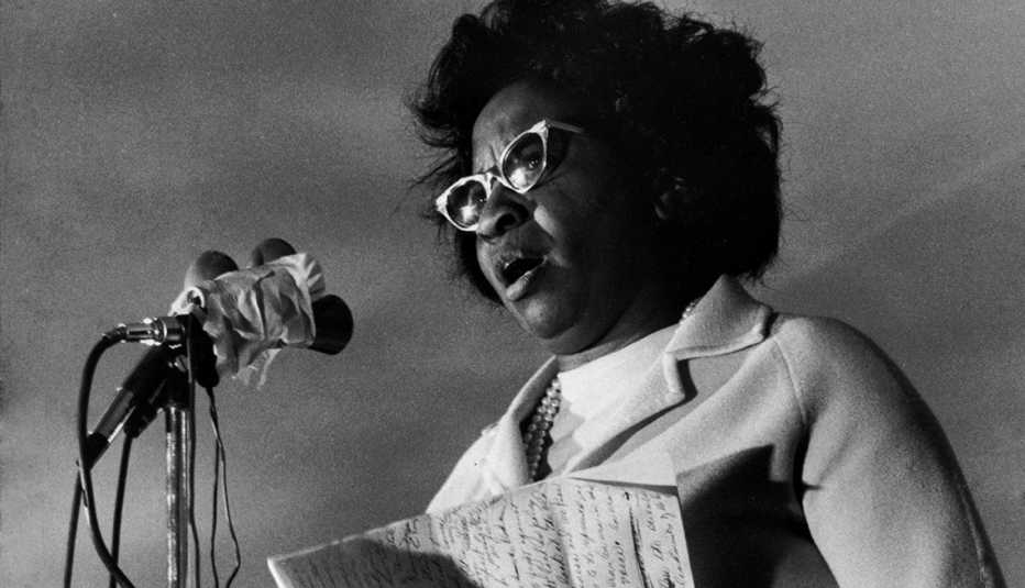 La veterana líder de los derechos civiles de Oklahoma, Clara Luper anuncia su candidatura para el Senado de los EE.UU. en un mitin en el lado este de la ciudad de Oklahoma.