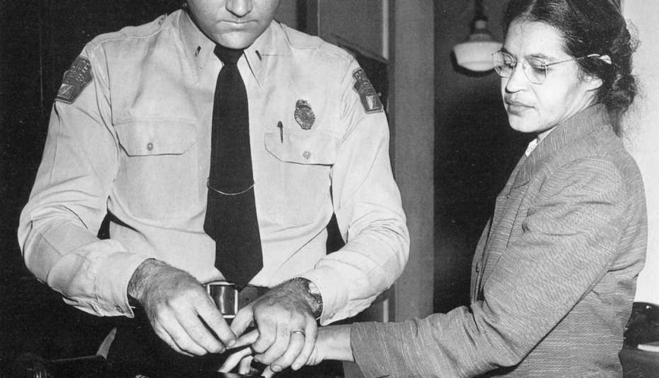Rosa Parks, activista afroamericana de los derechos civiles, tomando sus huellas digitales después de la segregación de protesta en 1955