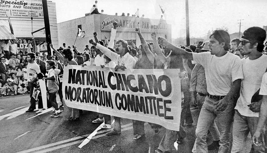 Cerca de 30,000 chicanos que marcharon con el lema ¡Raza sí, Guerra no! en Los Ángeles