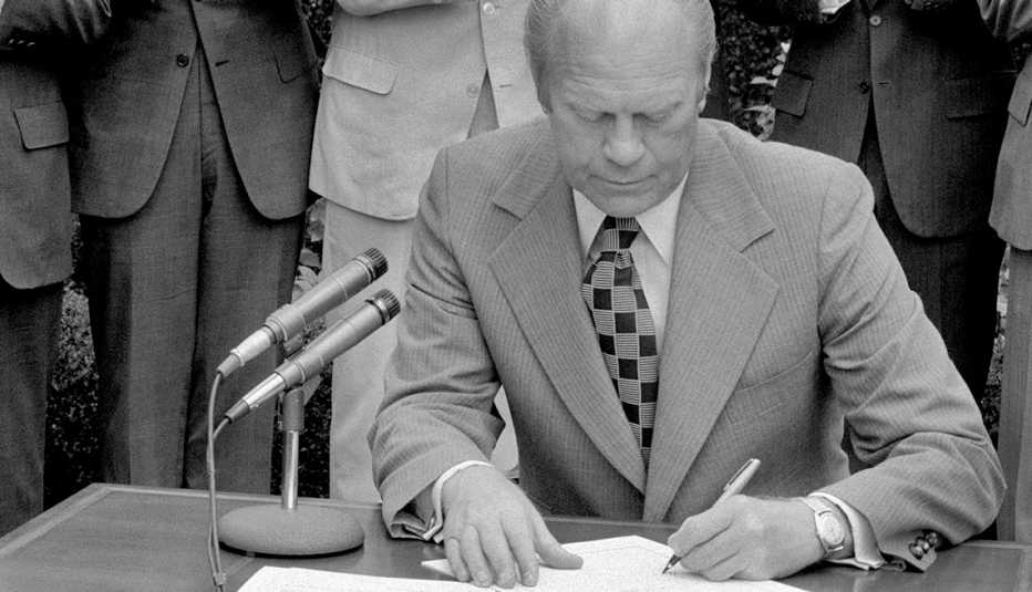 Presidente Ford firma el derecho al voto para quienes hablan español