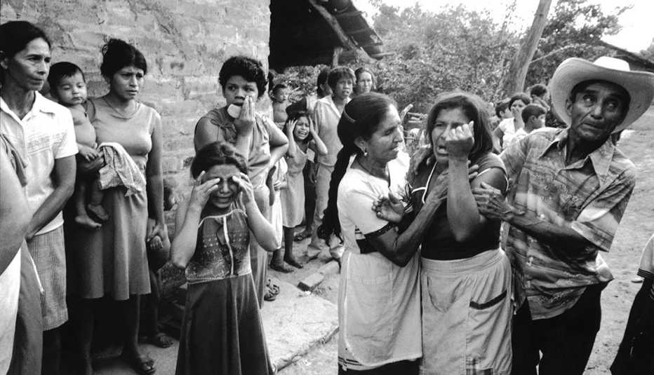 La madre de un soldado muerto recibe su ataúd durante la guerra civil de El Salvador. La madre de un soldado muerto recibe su ataúd durante la guerra civil de El Salvador.