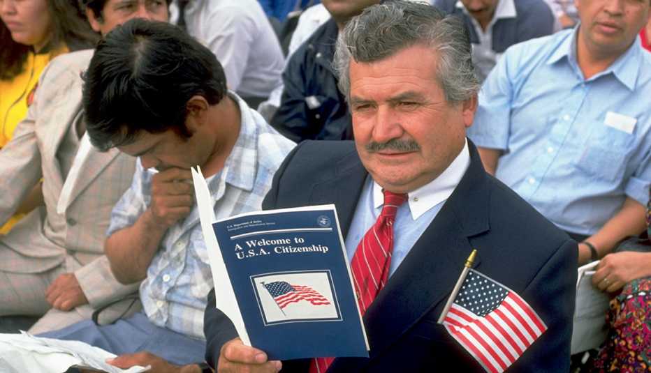 Nuevos ciudadanos de Estados Unidos se preparan para jurar a la bandera en una ceremonia de naturalización de 4,000 personas en Los Ángeles, California.