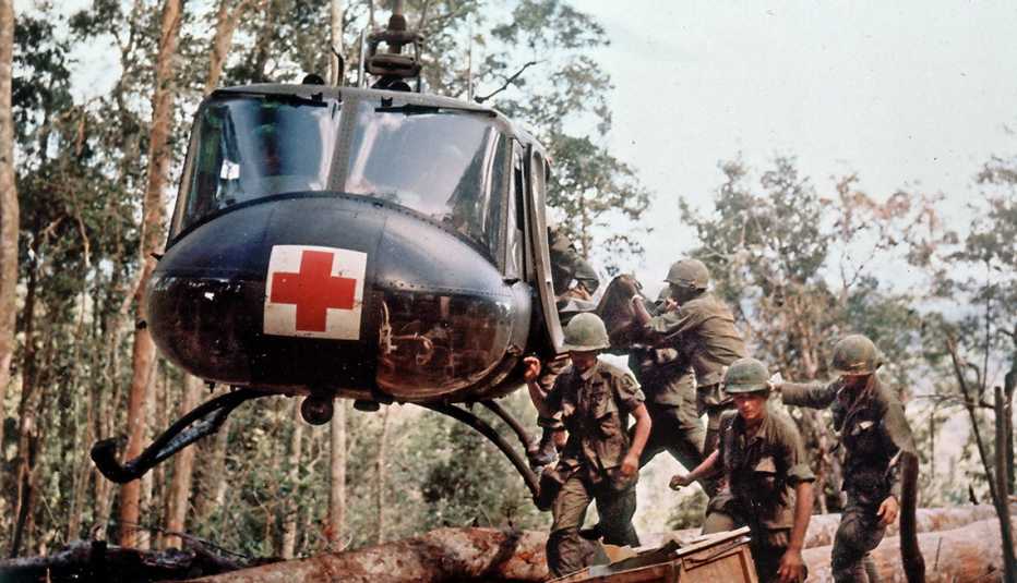Soldados heridos abordan un helicóptero durante la guerra de Vietnam