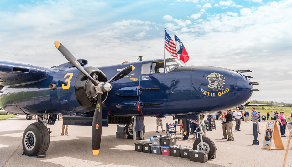 Un b veinticinco, un avión conocido como Devil Dog en exhibición