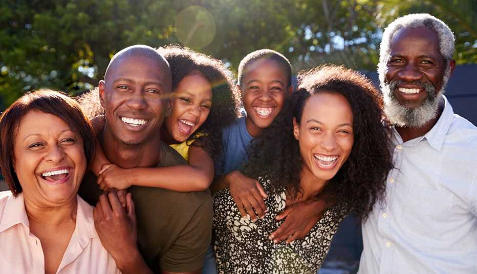 Retrato al aire libre de una familia en el jardín de su casa