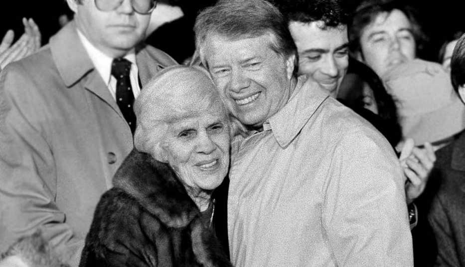 Jimmy Carter junto a su mamá Lillian Gordy Carter - Mamas de los presidentes de Estados Unidos