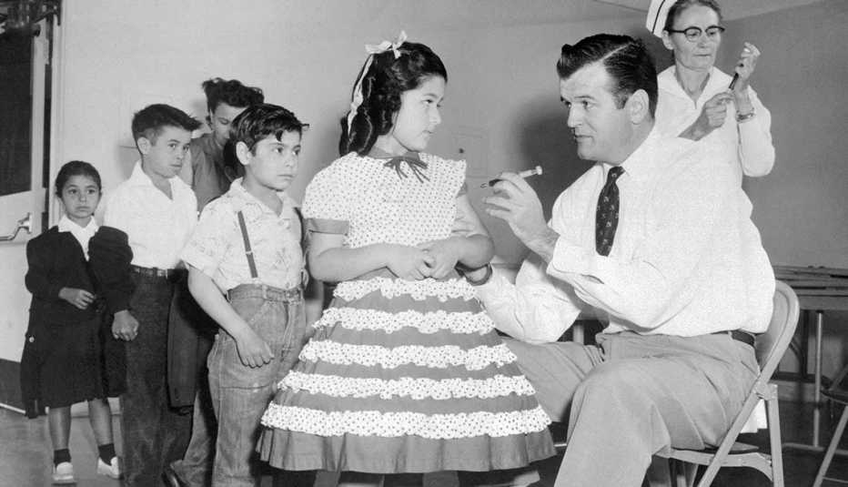 Inventan la vacuna contra la polio