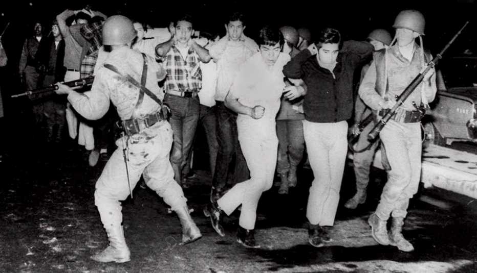 Enfrentamiento entre policías y civiles - Masacre de Tlatelolco en México 