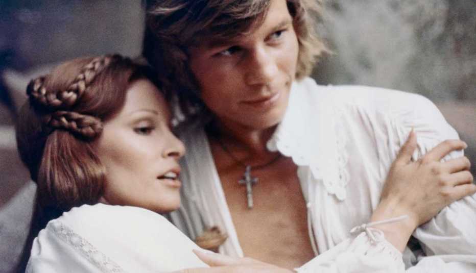 Raquel Welch y Michael York en el set de Los tres mosqueteros