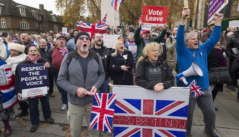 Una multitud se manifiesta en Inglaterra. 