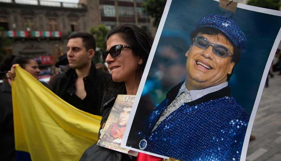 Miles rinden tributo a Juan Gabriel