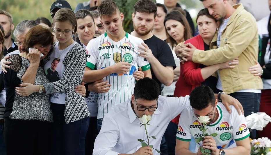 Familiares y amigos se consuelan tras la tragedia del Chapecoense