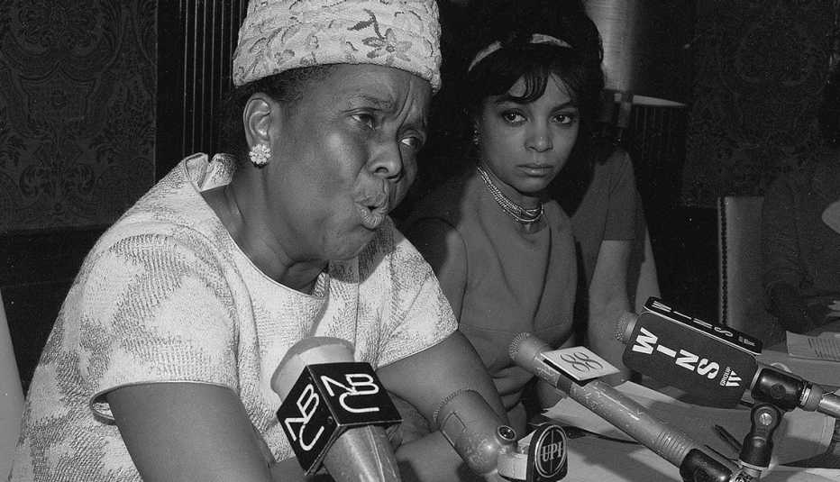 Ella Baker, funcionaria del Fondo Educativo de la Conferencia Sur, habla en la conferencia de prensa Jeannette Rankin el 3 de enero de 1968.