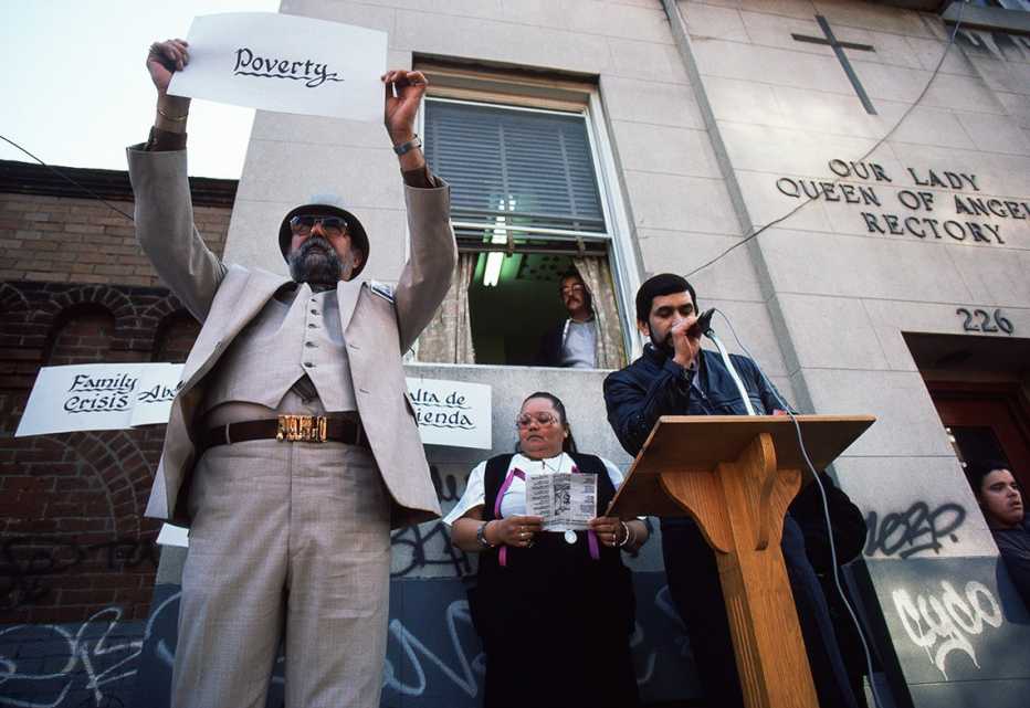 Cuatro personas frente a una iglesia