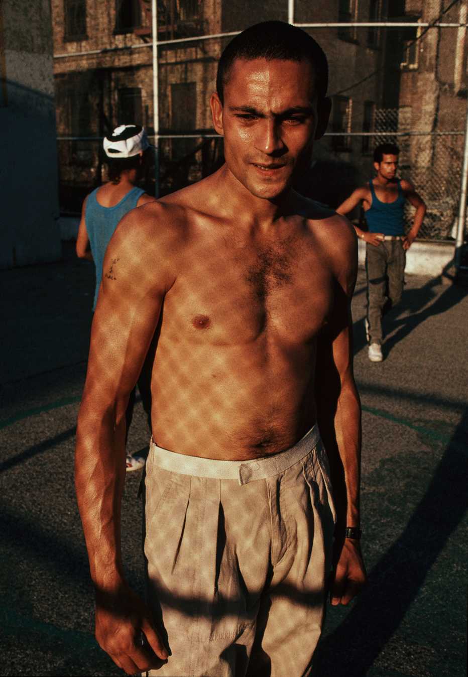 Hombre sin camisa