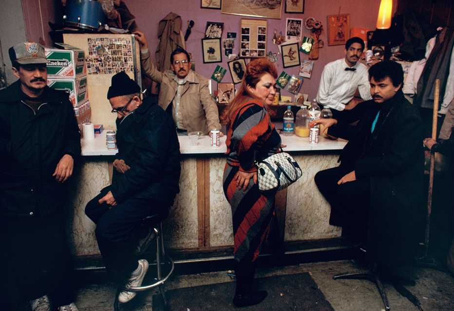 Grupo de personas en un bar