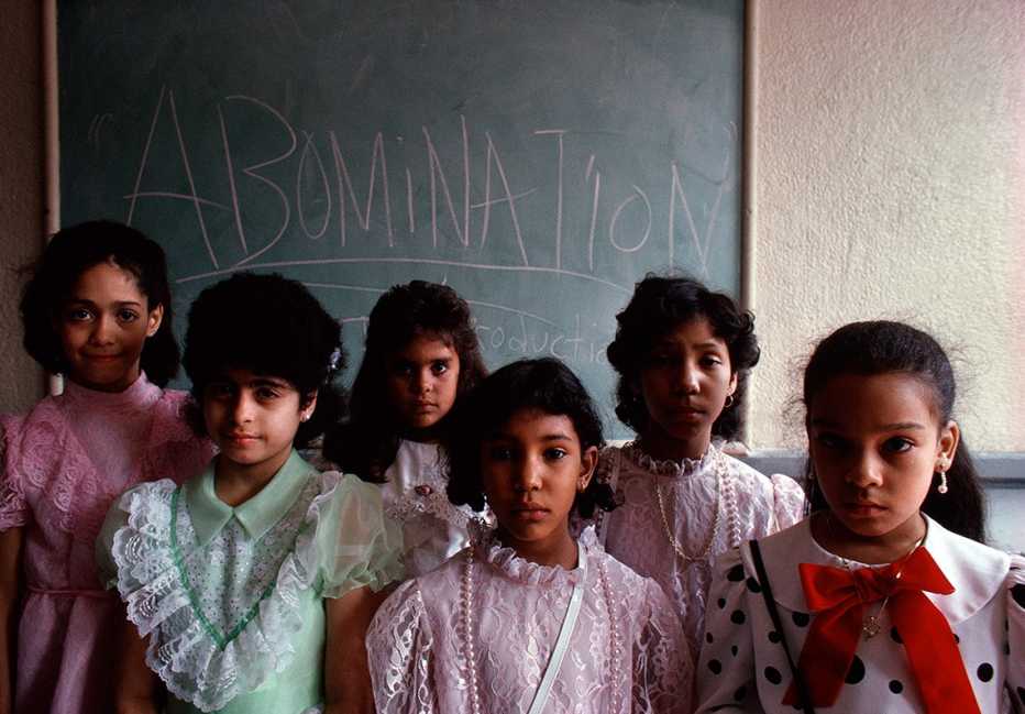 Niñas con una pizarra detrás de ellas