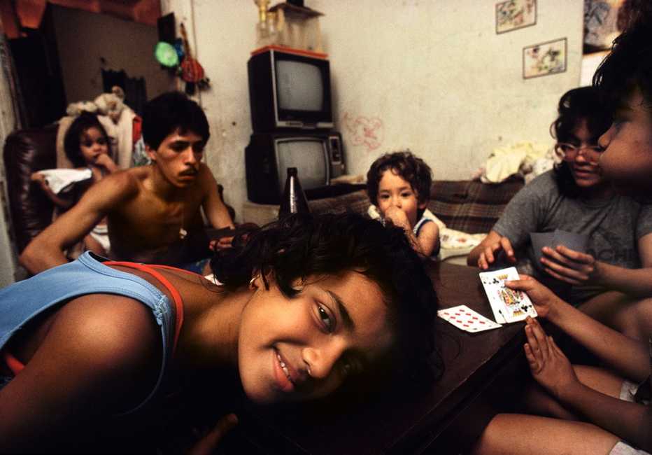 Familia jugando cartas